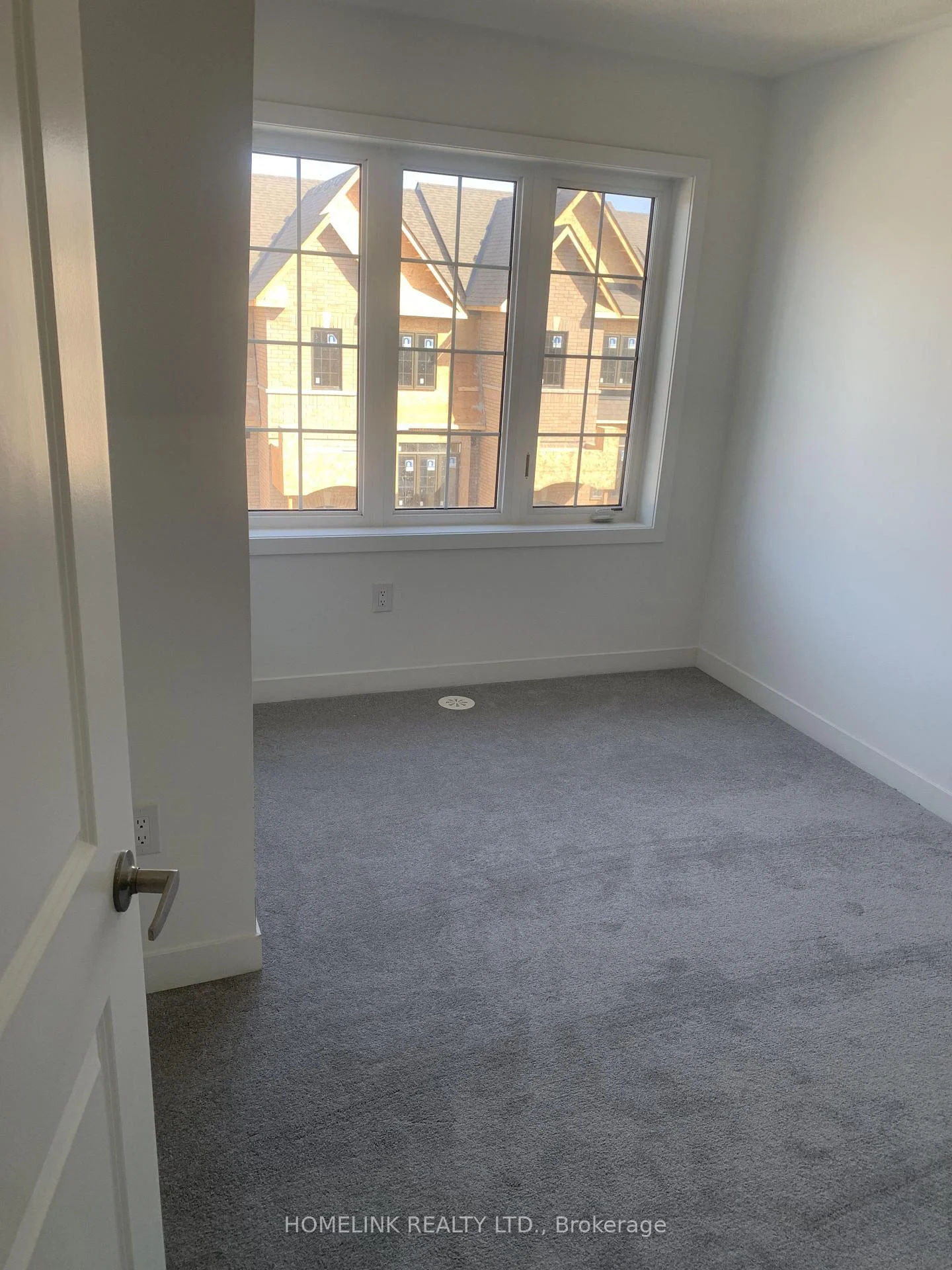 Photo 8 of 51 Selfridge Way, Whitby, Downtown Whitby — HOMEH