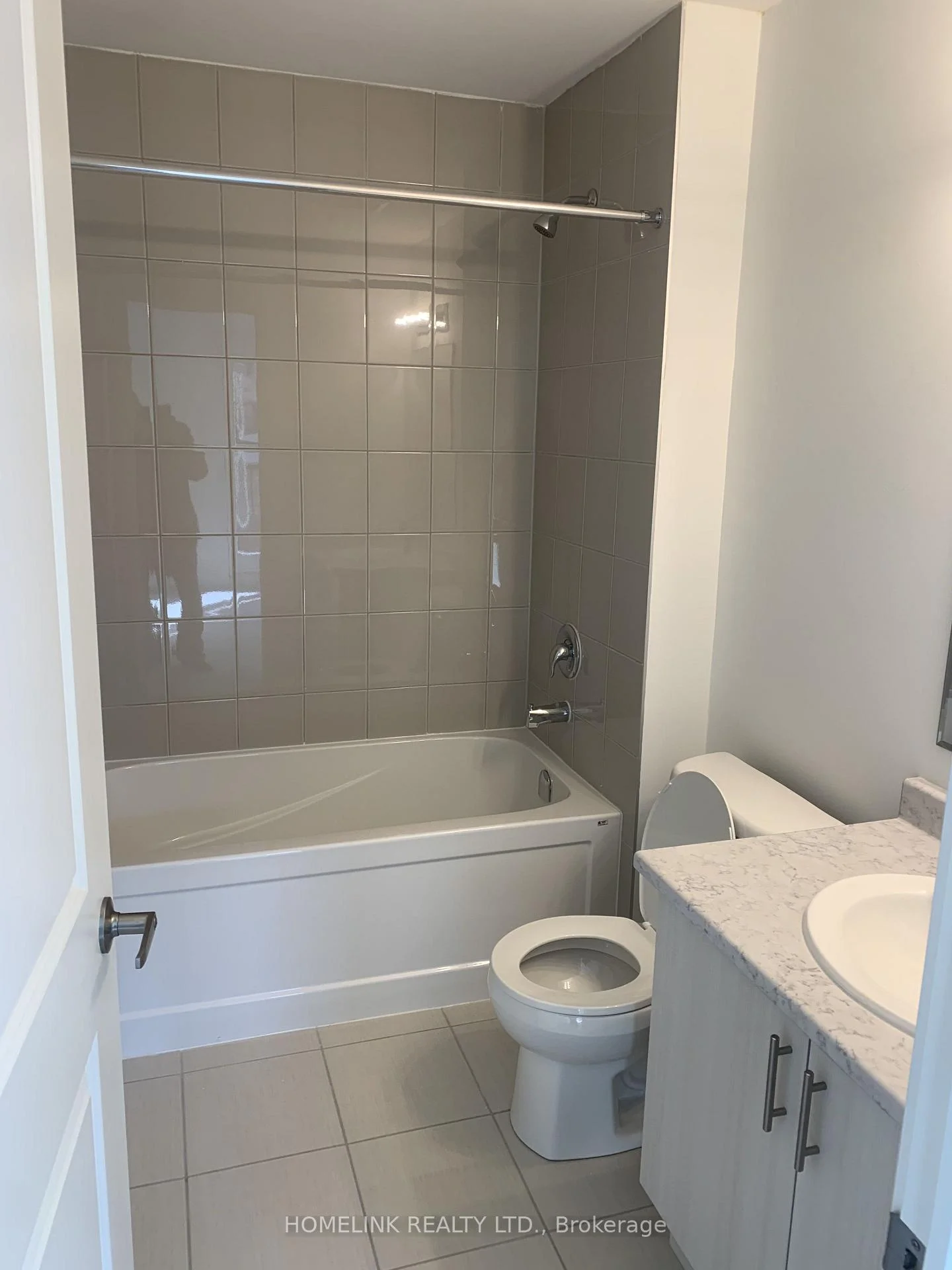 Photo 10 of 51 Selfridge Way, Whitby, Downtown Whitby — HOMEH