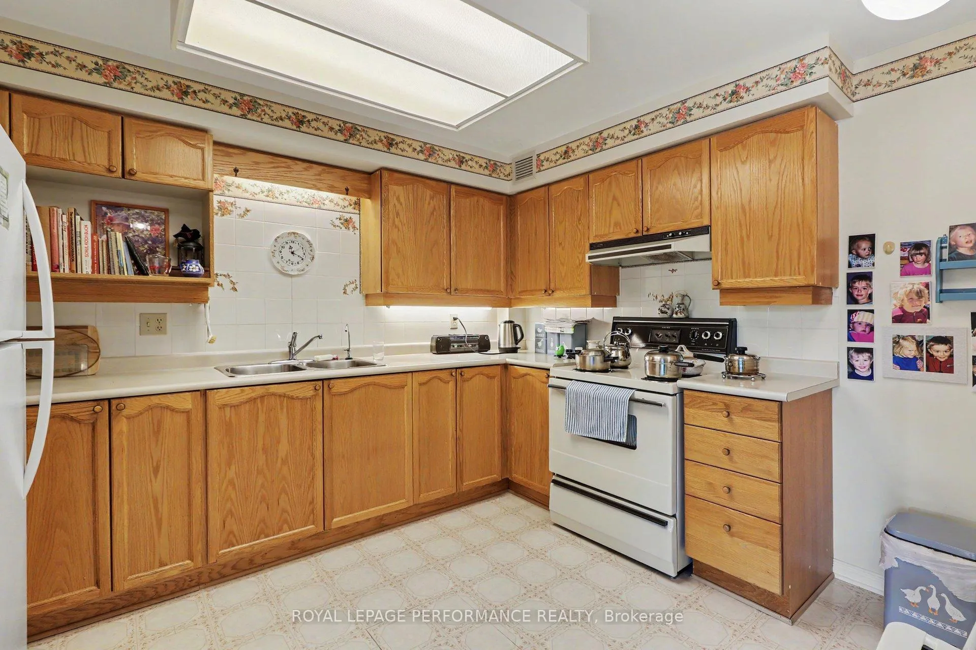 Photo 10 of Unit 304, 340 Centrum Boulevard, Ottawa, Bilberry Creek/Queenswood Heights — HOMEH