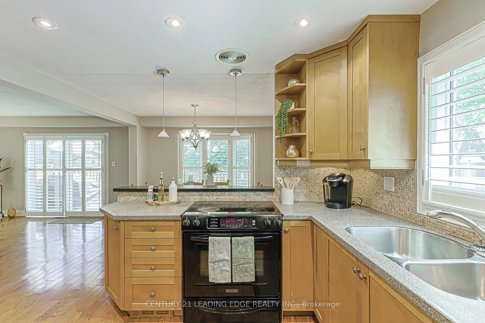 Photo 5 of 43 Bishop Crescent, Markham, Markham Village — HOMEH