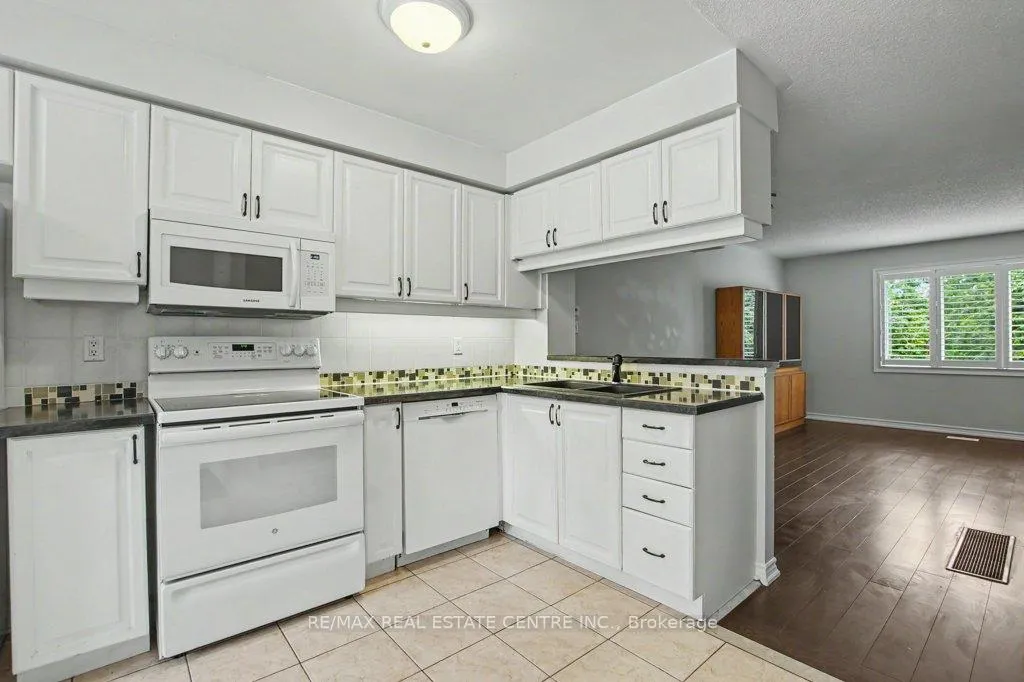 Photo 6 of Unit 10, 76 River Drive, Halton Hills, Georgetown — HOMEH