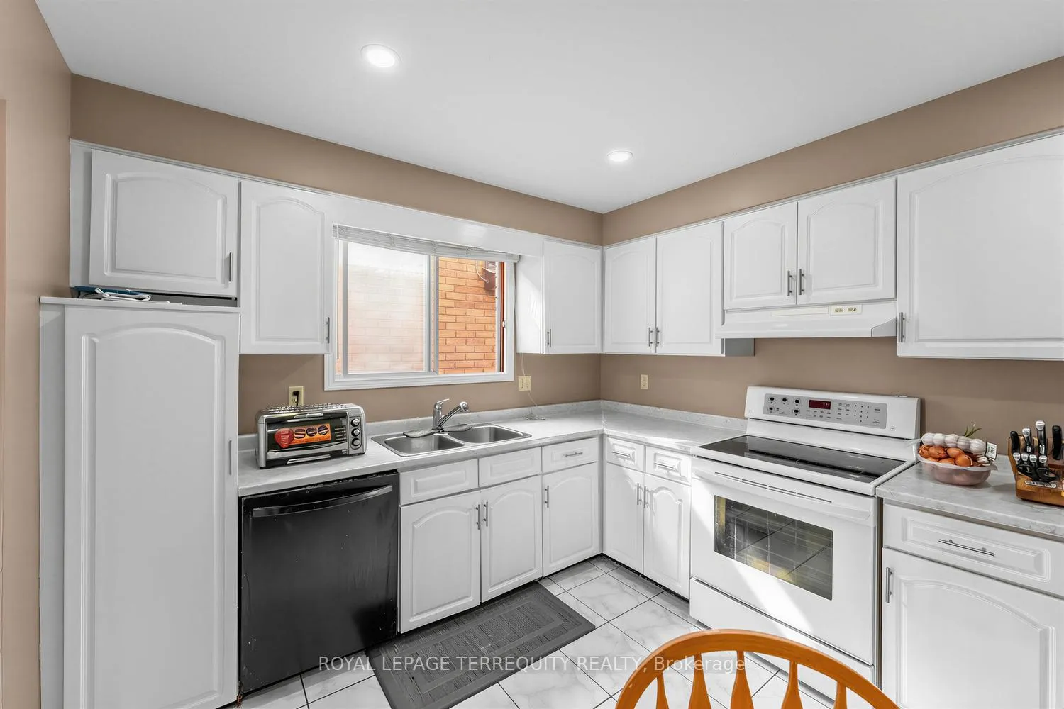 Photo 2 of 746 Limeridge Road E, Hamilton, Lawfield — HOMEH