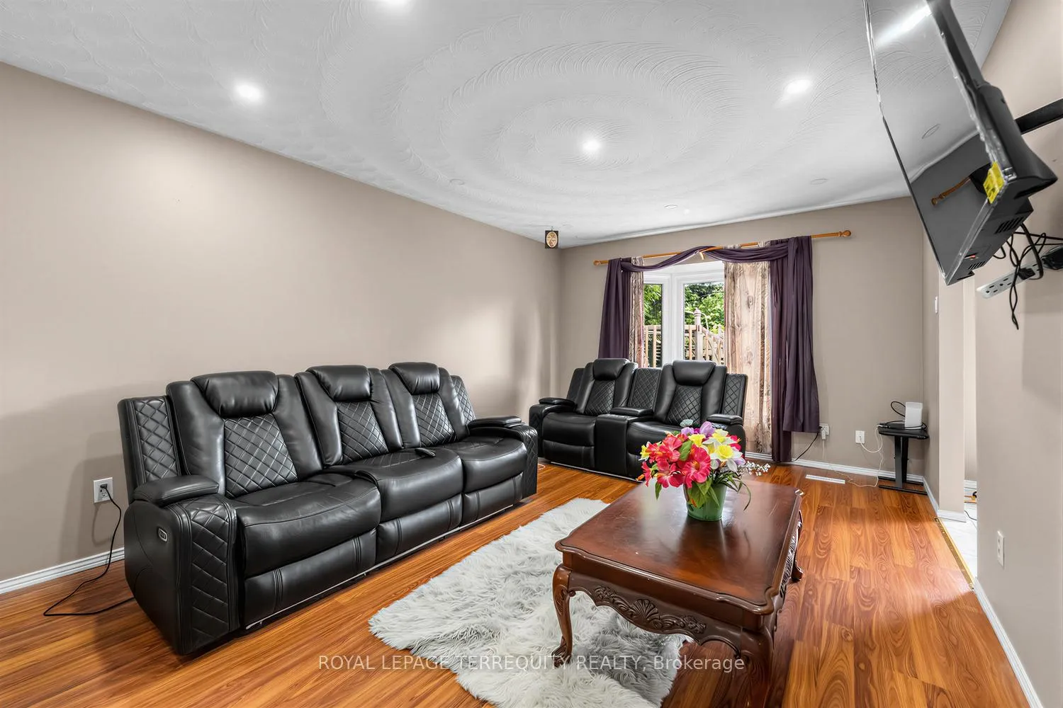 Photo 3 of 746 Limeridge Road E, Hamilton, Lawfield — HOMEH