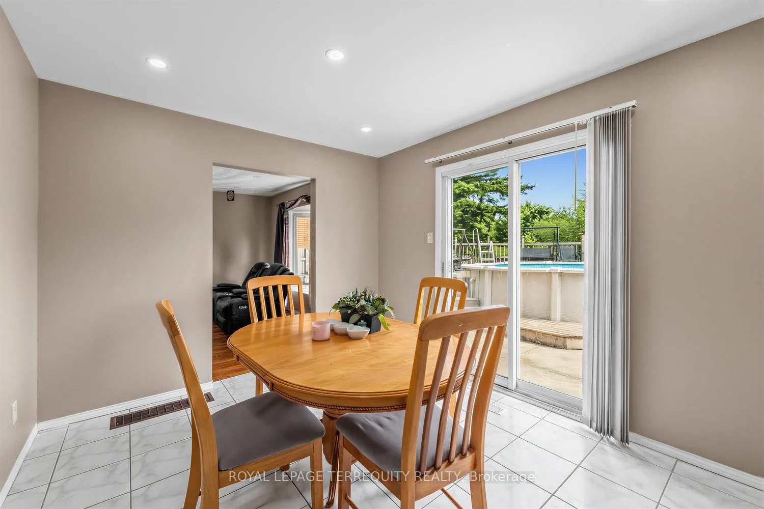Photo 8 of 746 Limeridge Road E, Hamilton, Lawfield — HOMEH