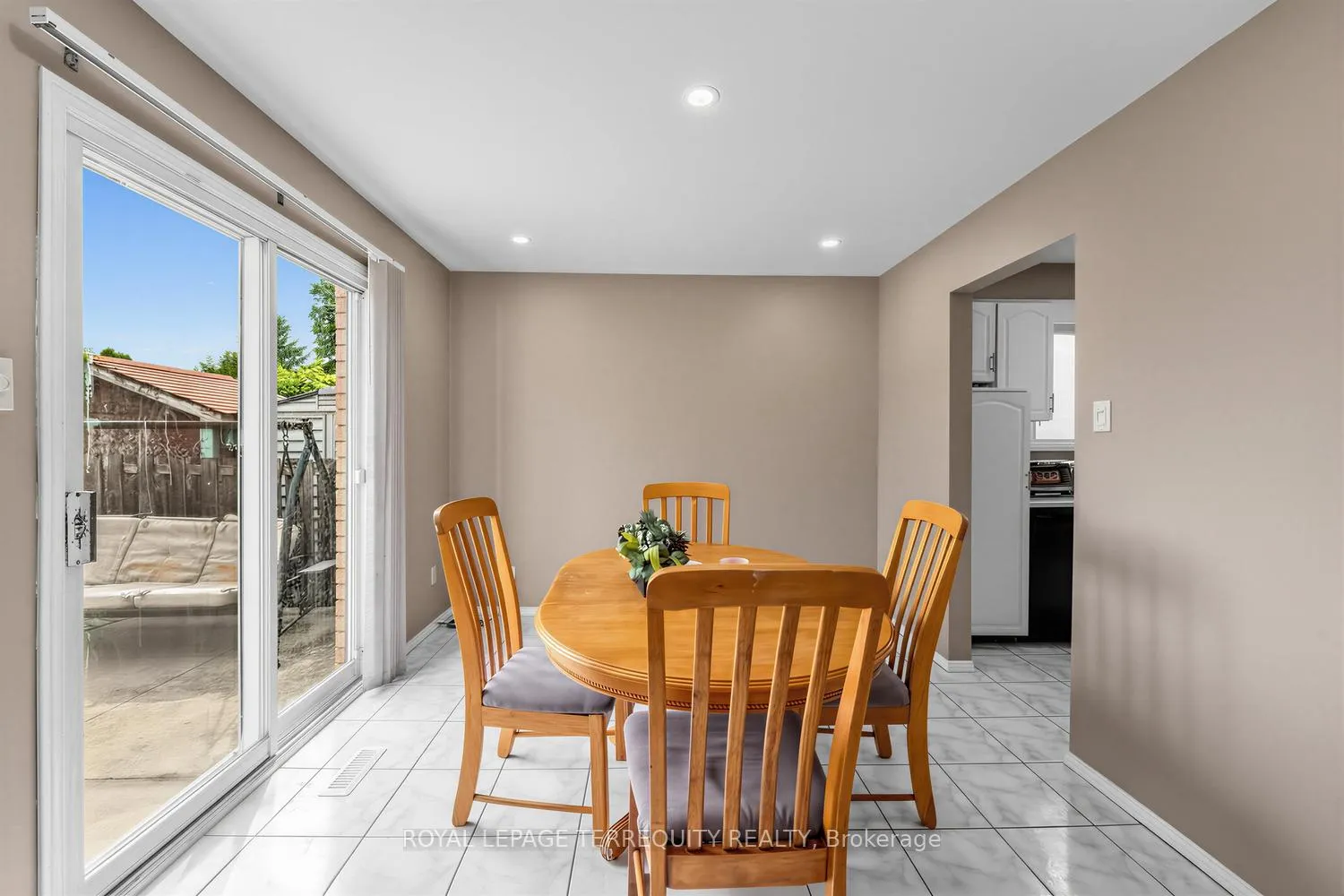 Photo 9 of 746 Limeridge Road E, Hamilton, Lawfield — HOMEH