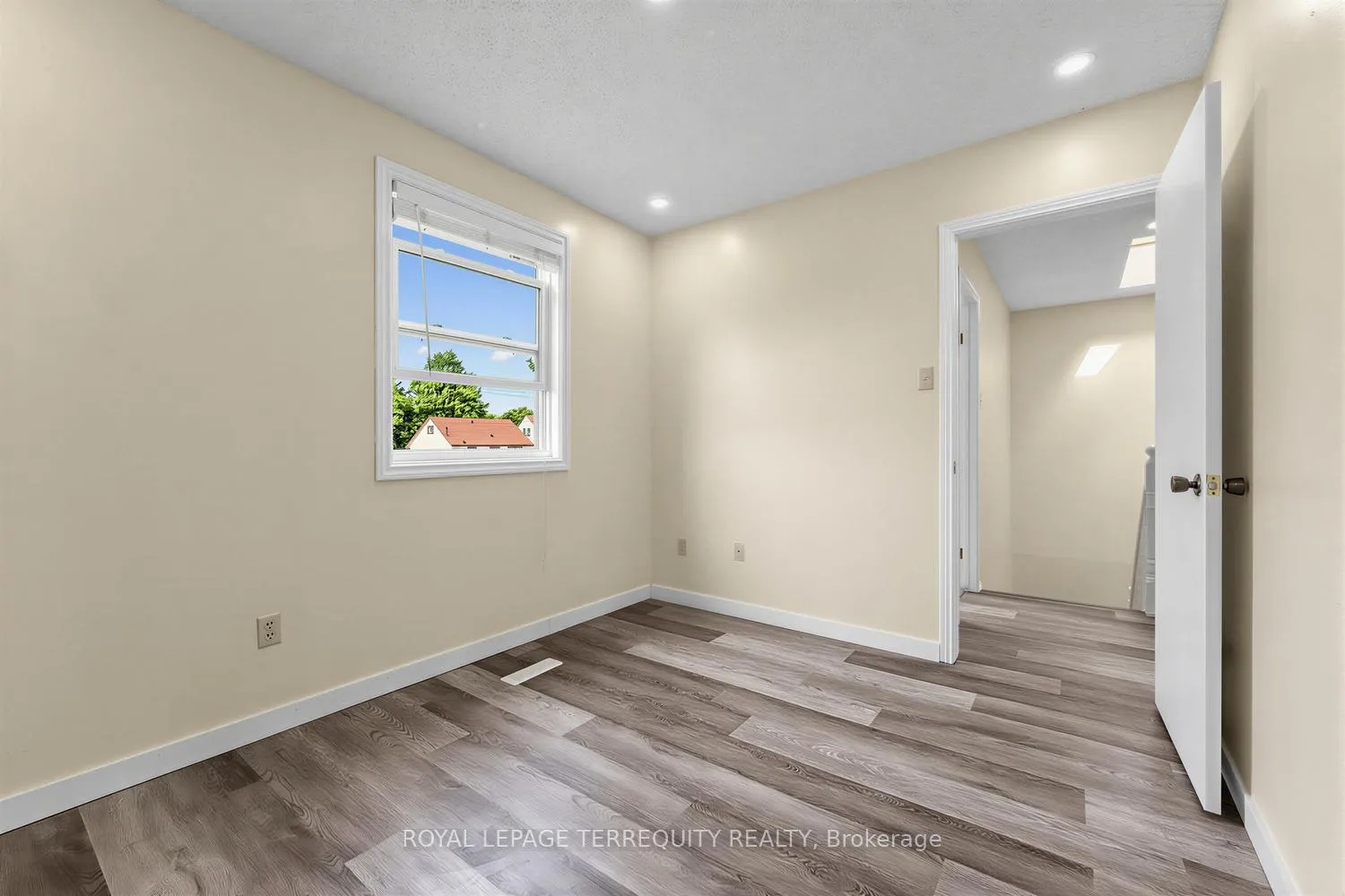 Photo 11 of 746 Limeridge Road E, Hamilton, Lawfield — HOMEH