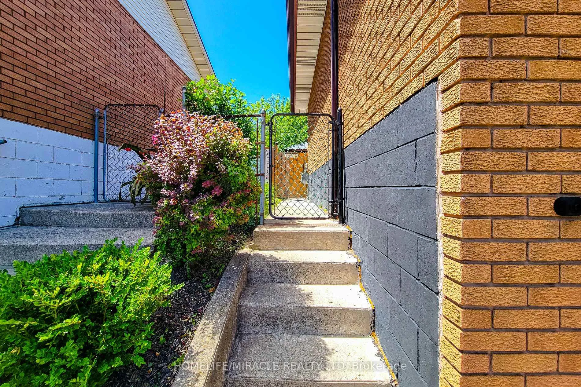 Photo 4 of 12 Maitland Avenue E, Hamilton, Greeningdon — HOMEH