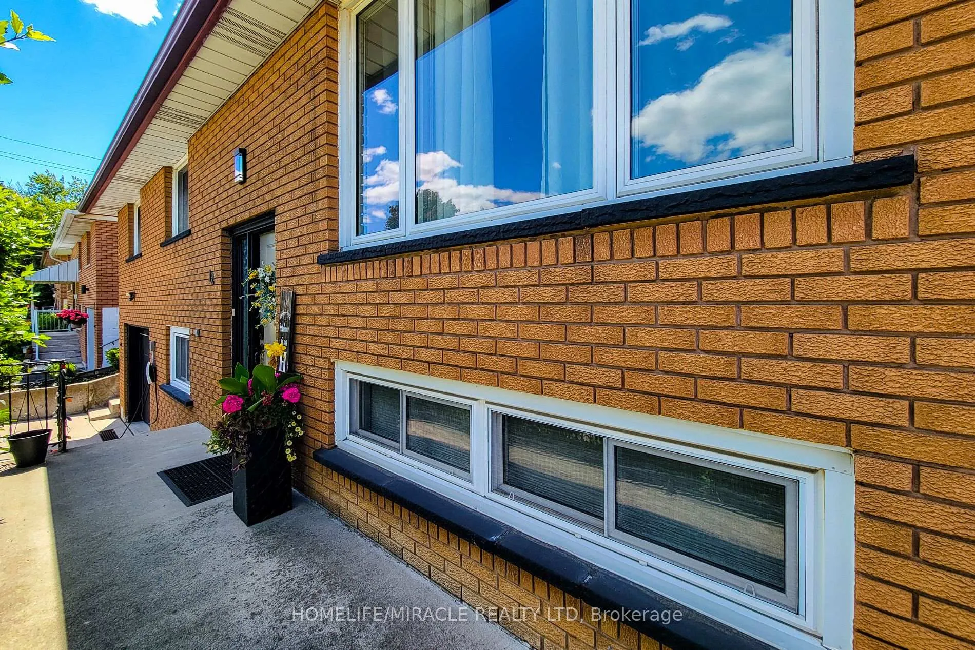 Photo 10 of 12 Maitland Avenue E, Hamilton, Greeningdon — HOMEH
