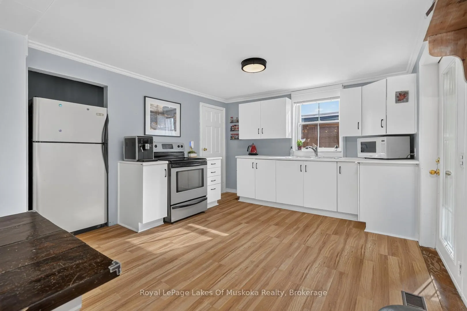 Photo 10 of 21 Lakeview Avenue W, Kearney — HOMEH