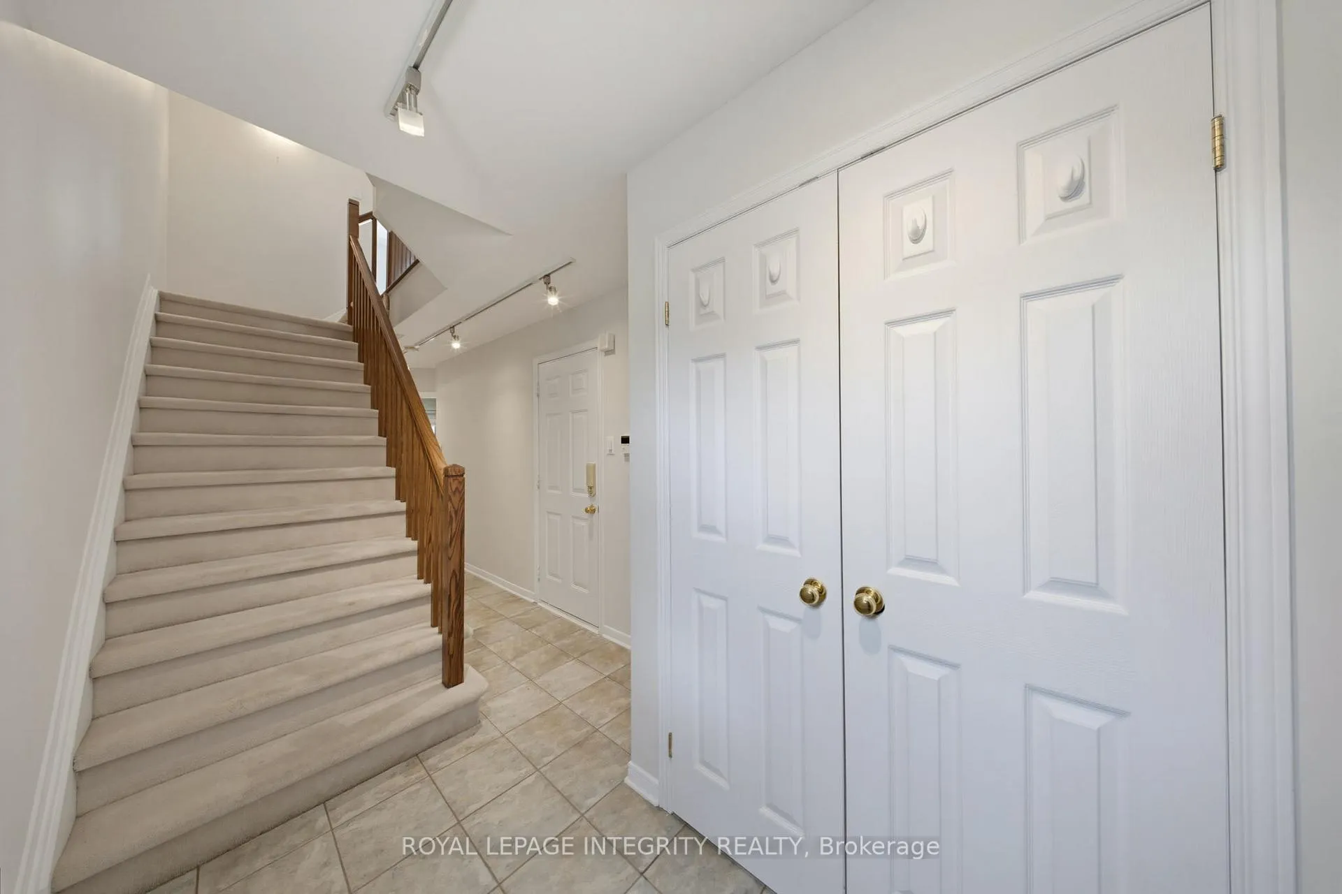 Photo 4 of 2 Panorama Private, Ottawa, Ottawa West — HOMEH