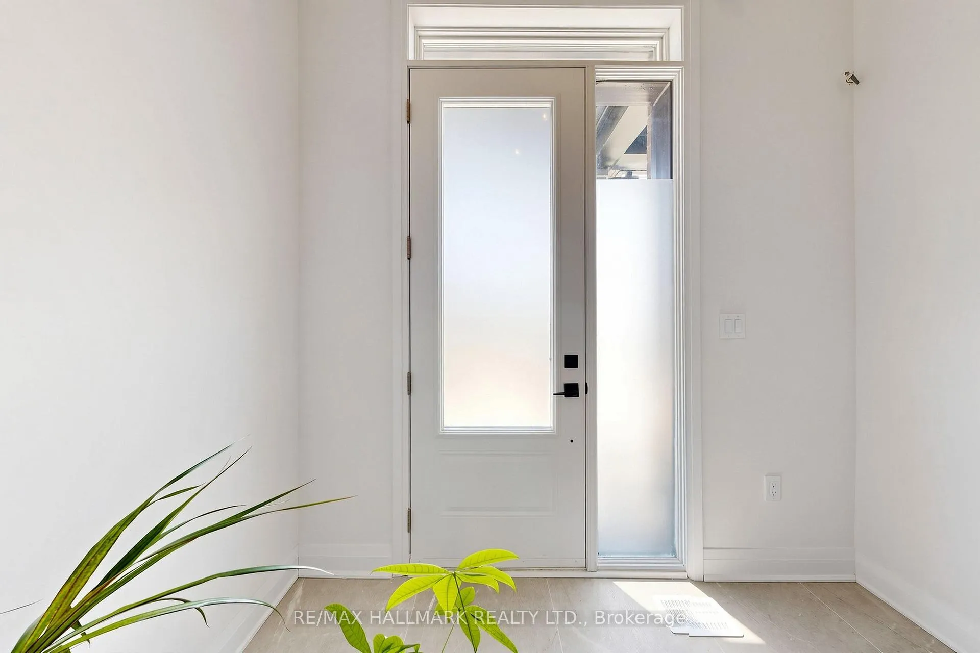 Photo 2 of 16 Vern Robertson Gate, Uxbridge — HOMEH