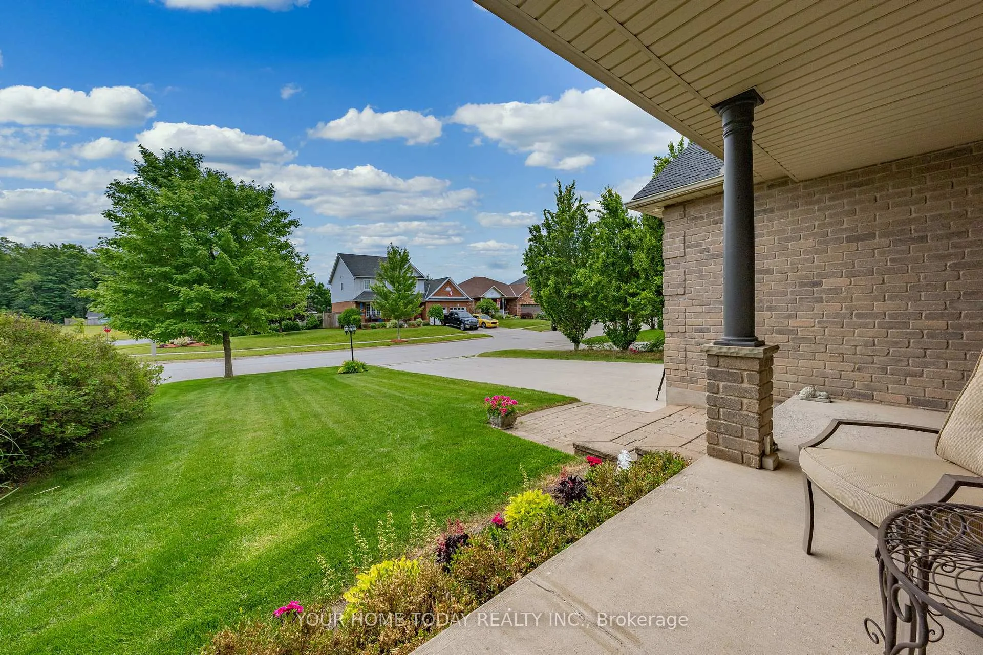 Photo 3 of 37 Dawkins Crescent, Halton Hills, Acton — HOMEH