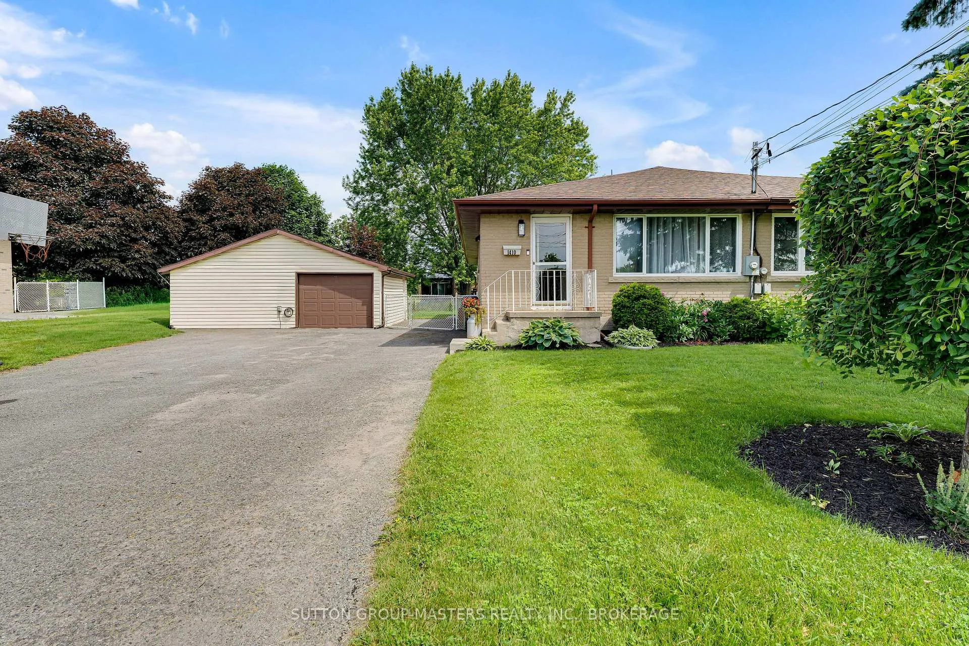 Front of 1410 Woodfield Crescent