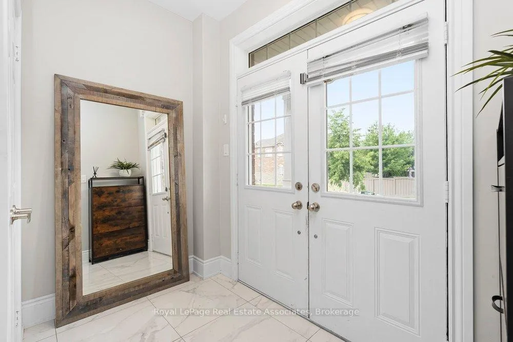 Photo 3 of 158 Gentile Circle, Vaughan, Elder Mills — HOMEH