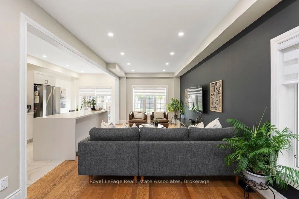 Photo 7 of 158 Gentile Circle, Vaughan, Elder Mills — HOMEH