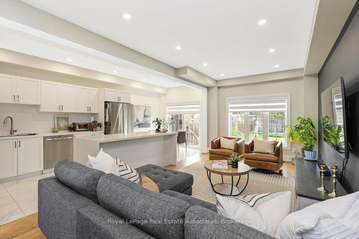 Photo 8 of 158 Gentile Circle, Vaughan, Elder Mills — HOMEH