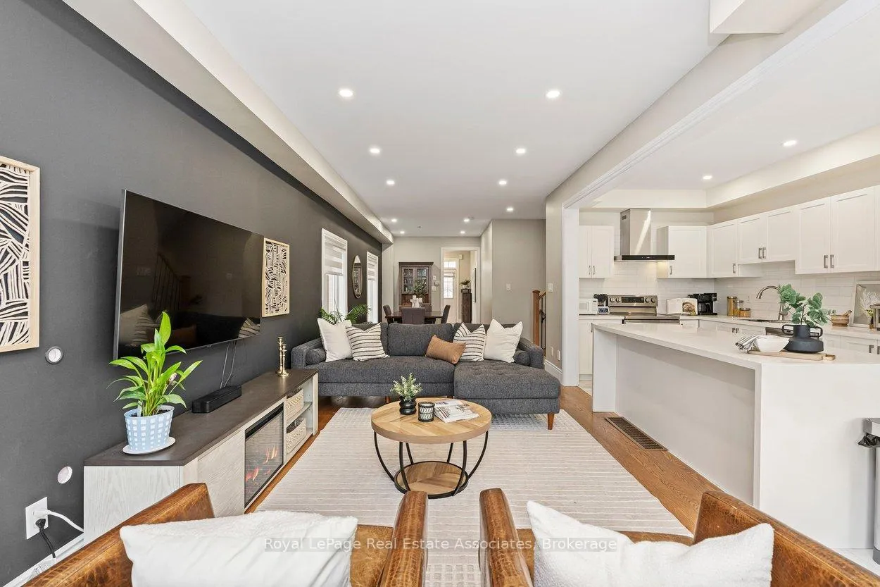 Photo 10 of 158 Gentile Circle, Vaughan, Elder Mills — HOMEH