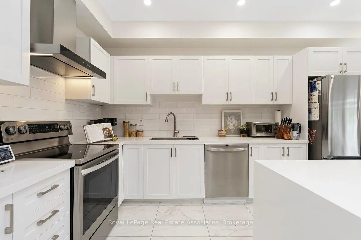 Photo 13 of 158 Gentile Circle, Vaughan, Elder Mills — HOMEH