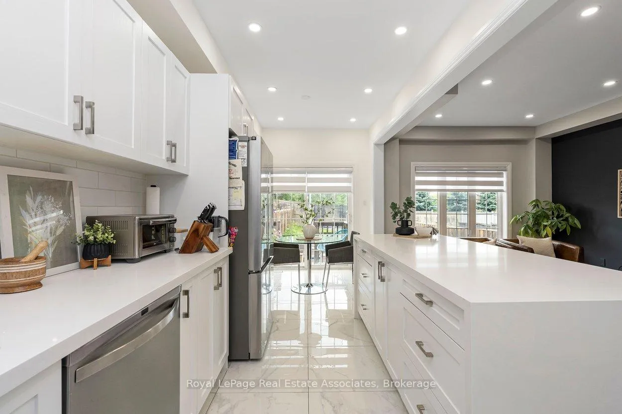 Photo 15 of 158 Gentile Circle, Vaughan, Elder Mills — HOMEH