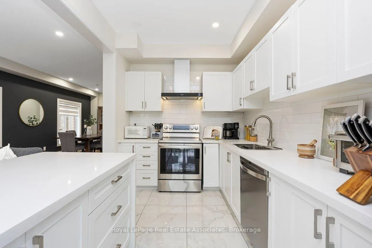 Photo 16 of 158 Gentile Circle, Vaughan, Elder Mills — HOMEH