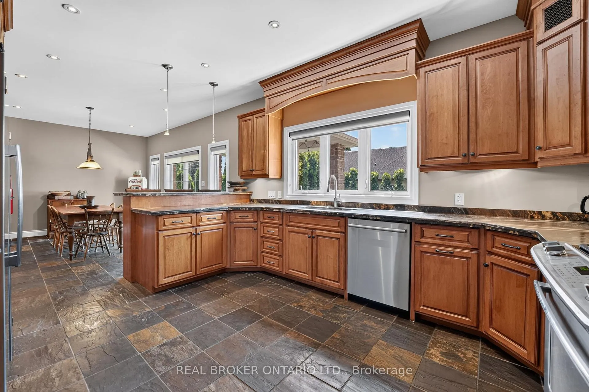 Photo 14 of 41 Cameron Drive, Hamilton, Ancaster — HOMEH