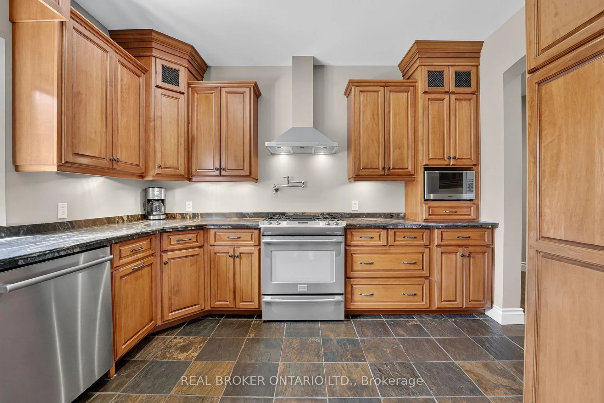 Photo 16 of 41 Cameron Drive, Hamilton, Ancaster — HOMEH