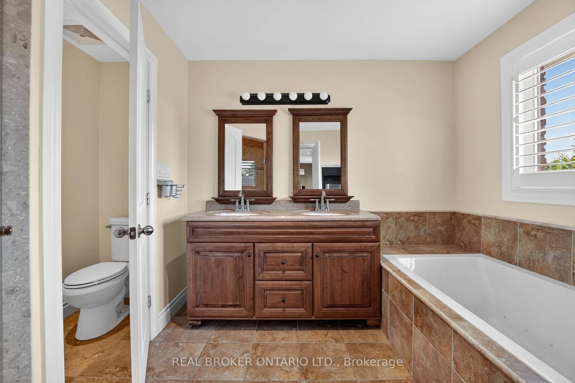 Photo 25 of 41 Cameron Drive, Hamilton, Ancaster — HOMEH