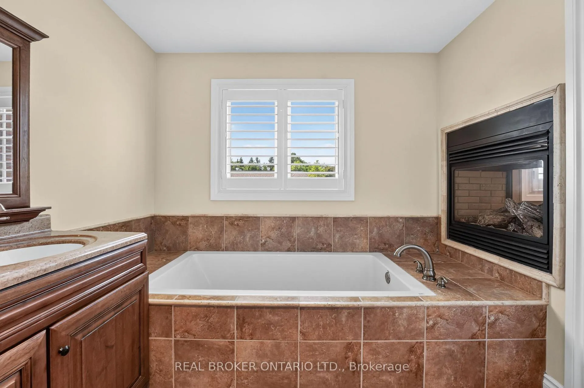 Photo 26 of 41 Cameron Drive, Hamilton, Ancaster — HOMEH