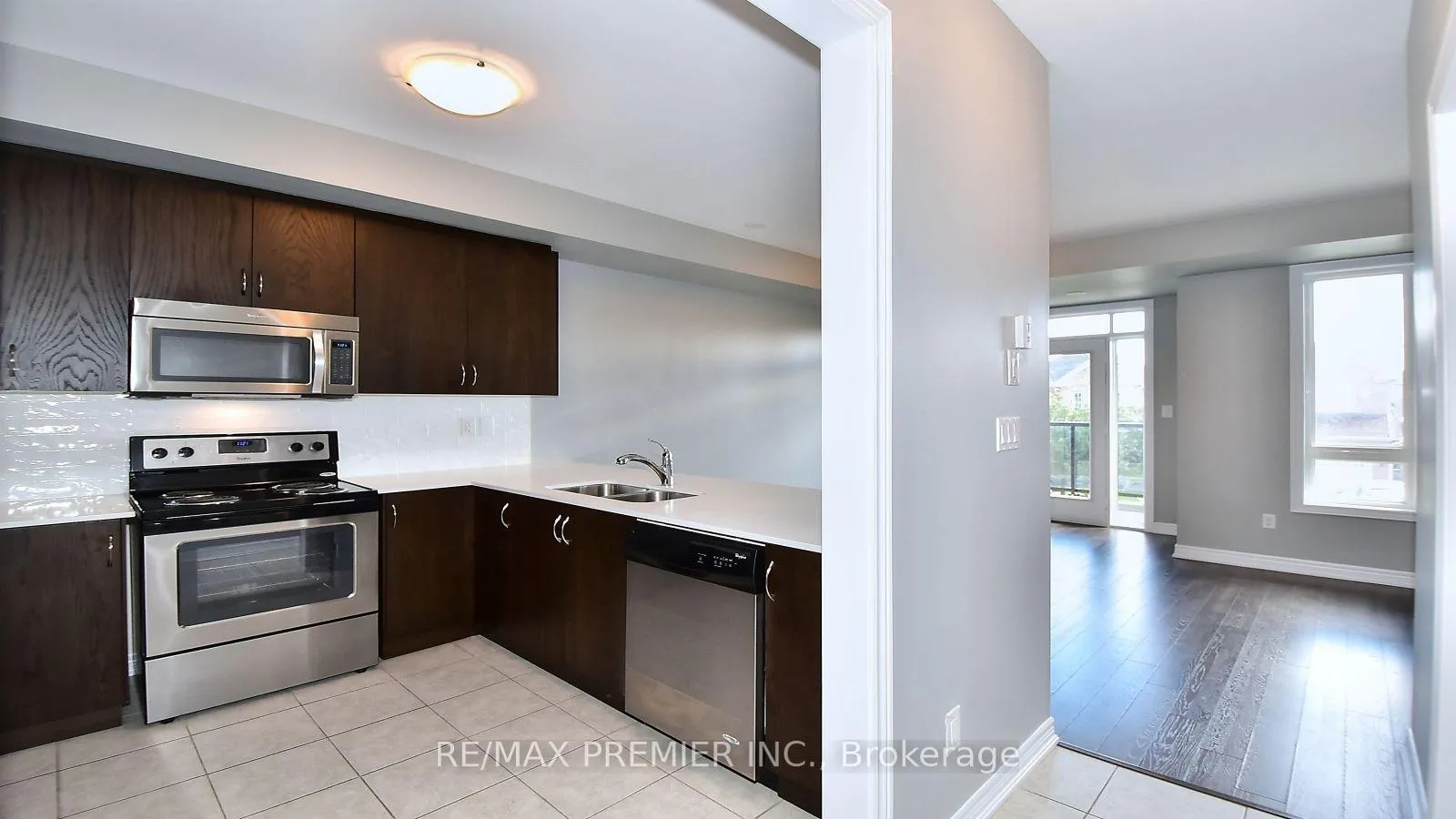 Photo 4 of Unit 10, 105 Kayla Crescent, Vaughan, Maple — HOMEH