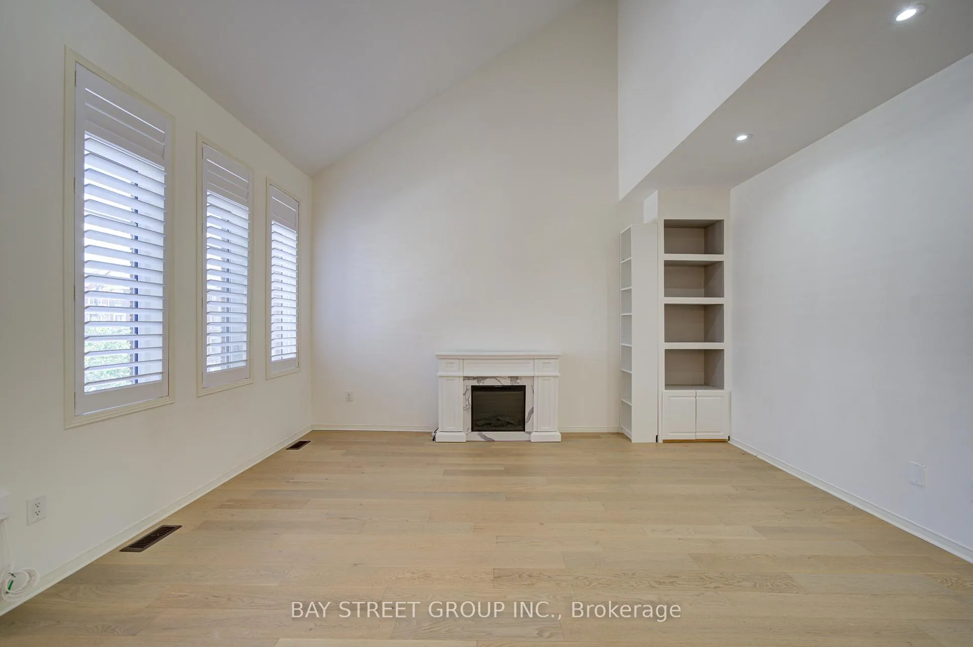 Photo 11 of 114 Ness Drive, Richmond Hill, Rural Richmond Hill — HOMEH