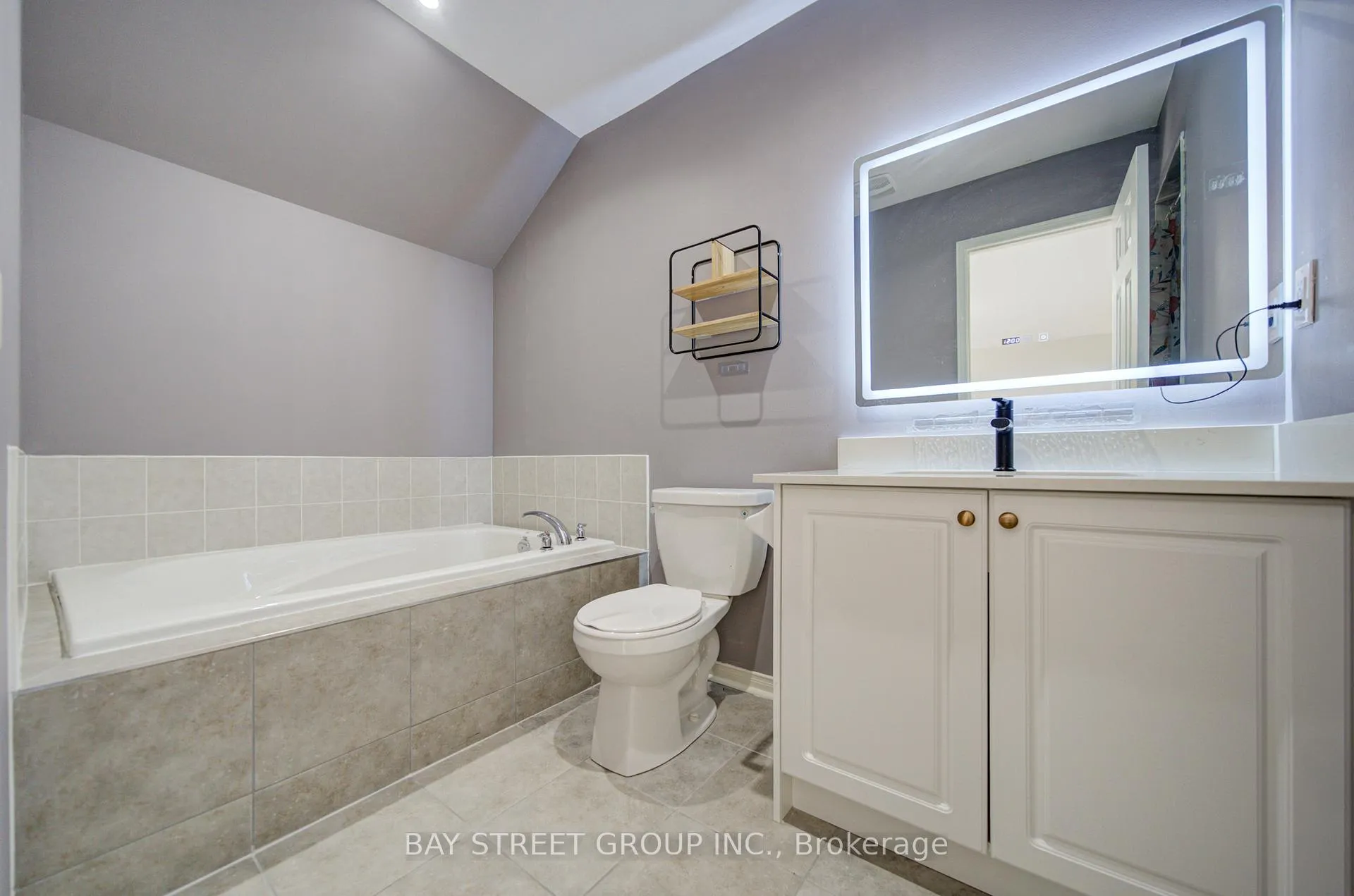Photo 30 of 114 Ness Drive, Richmond Hill, Rural Richmond Hill — HOMEH