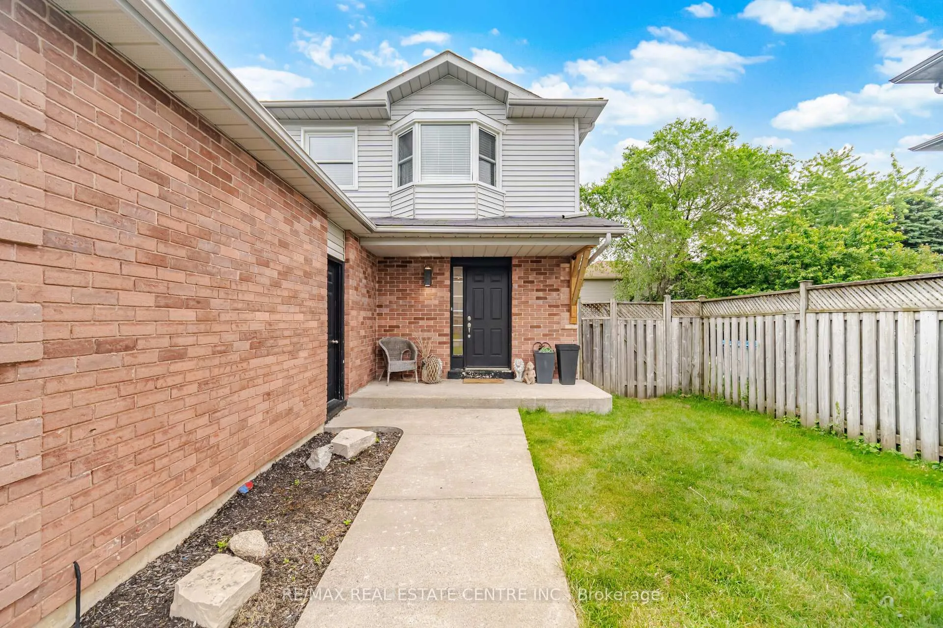 Photo 3 of 323 Michael Drive, Orangeville — HOMEH