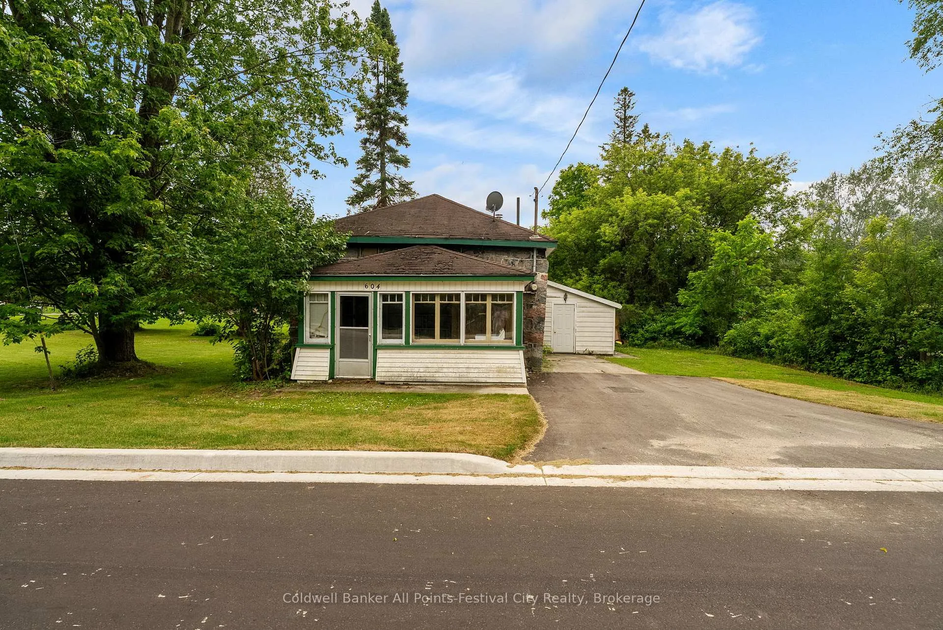 Photo 3 of 604 Gough Street, Huron-Kinloss, Lucknow — HOMEH