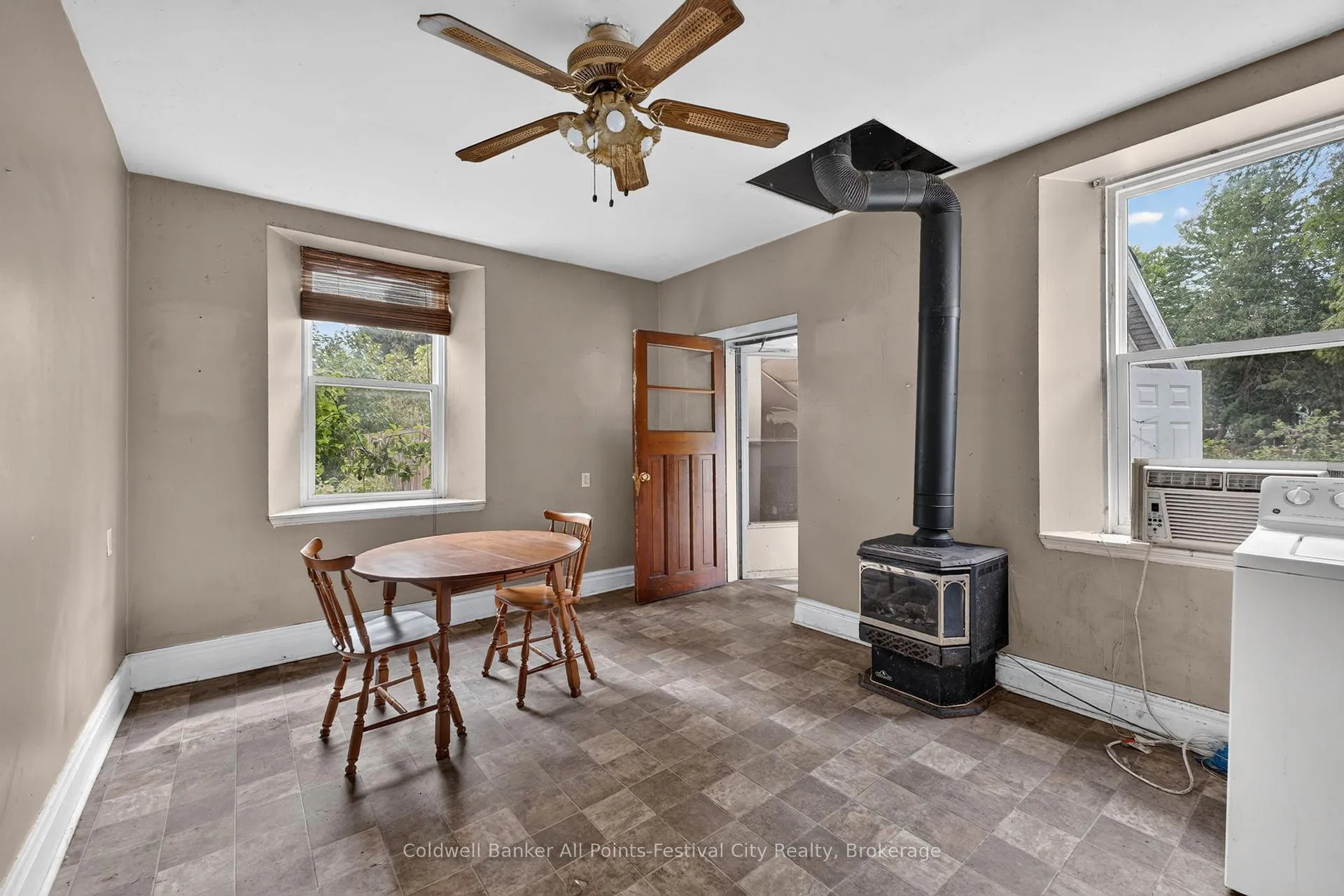 Photo 12 of 604 Gough Street, Huron-Kinloss, Lucknow — HOMEH