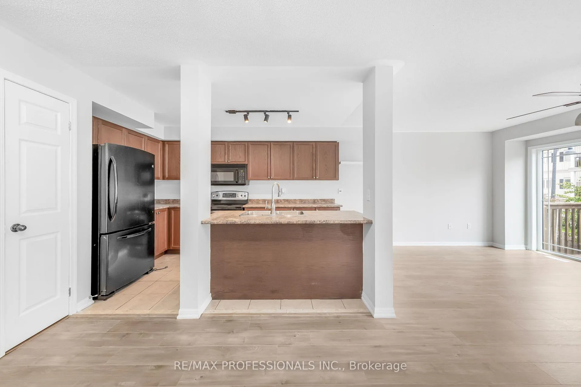 Photo 7 of 71 Connell Lane, Clarington, Bowmanville — HOMEH