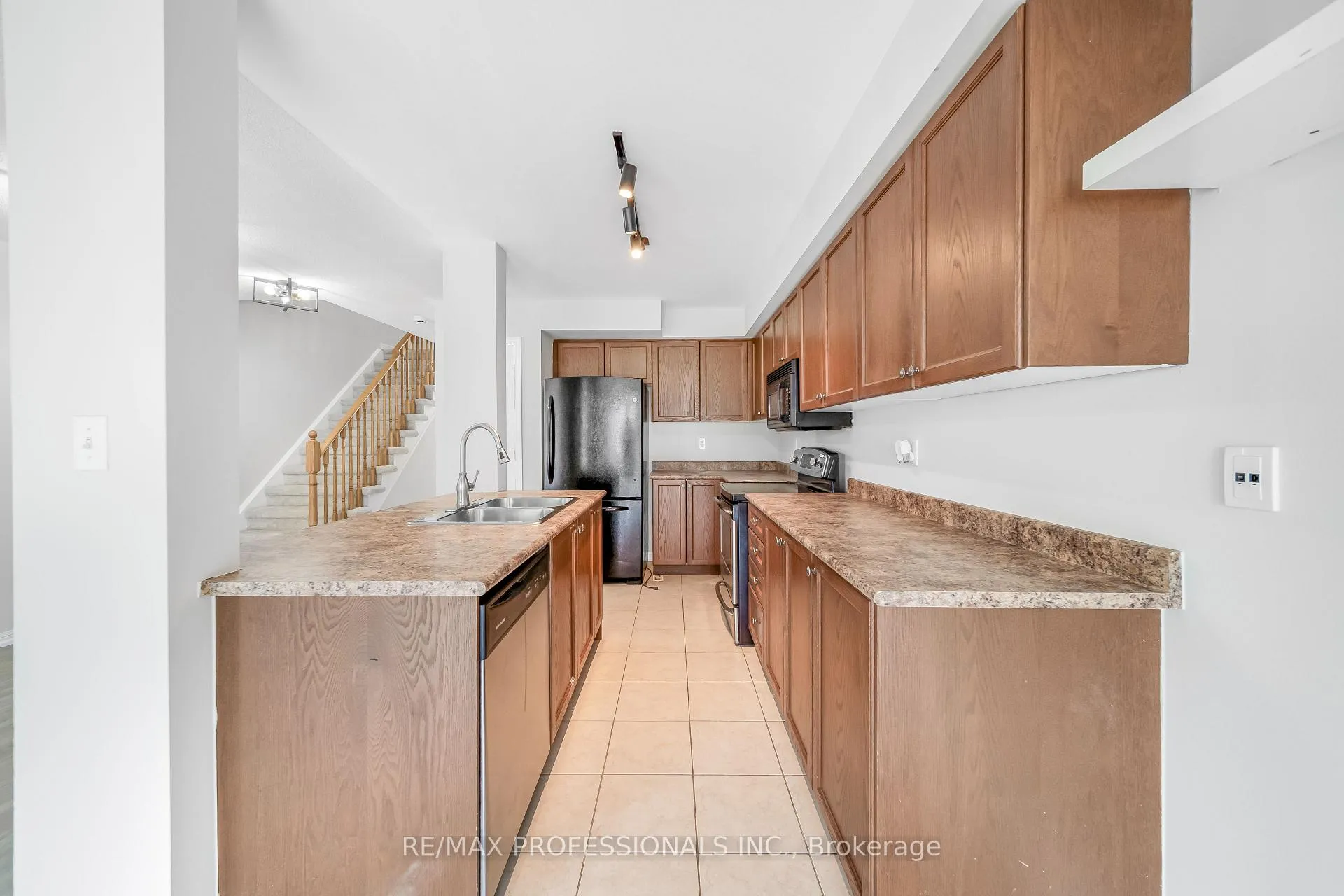 Photo 8 of 71 Connell Lane, Clarington, Bowmanville — HOMEH