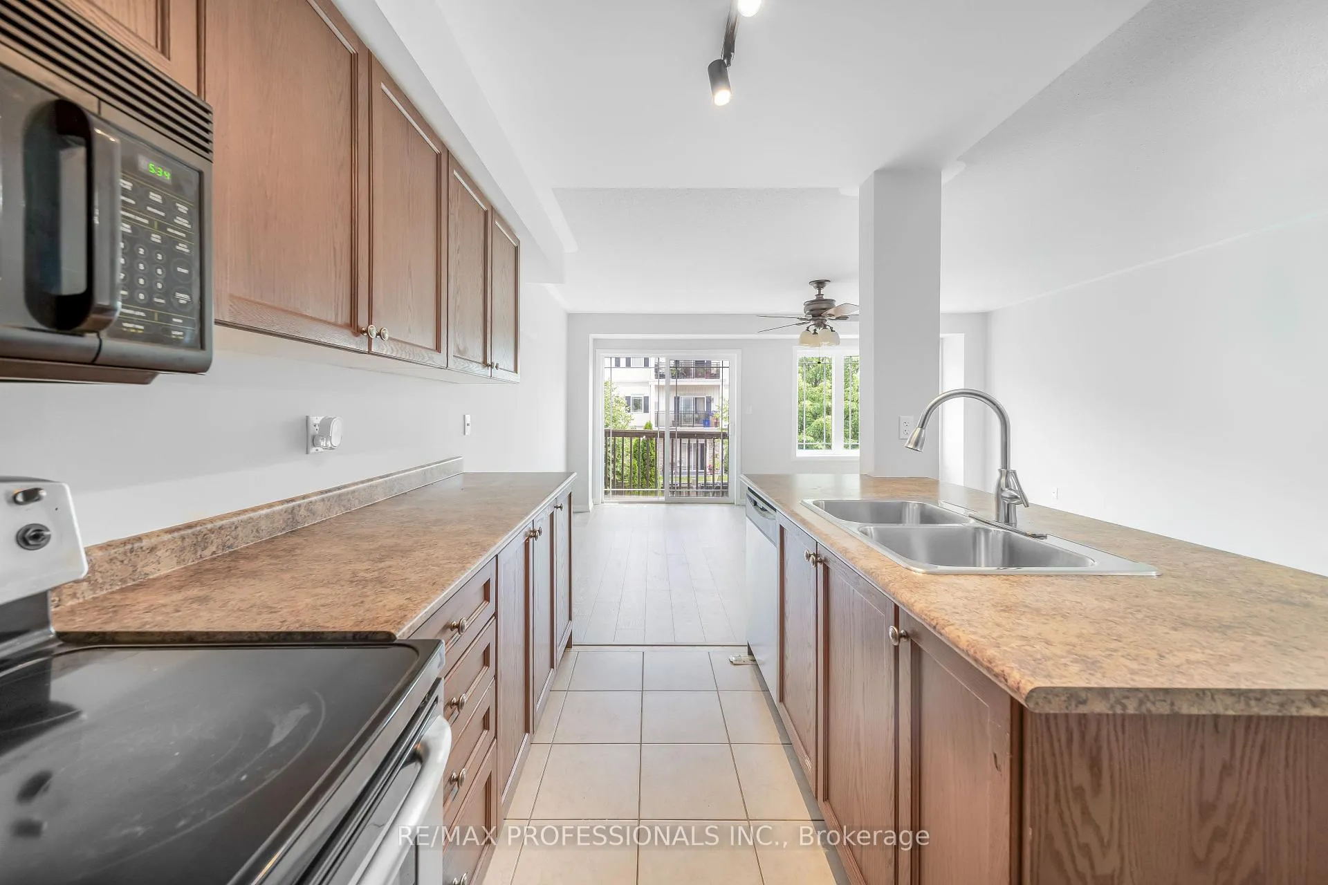 Photo 9 of 71 Connell Lane, Clarington, Bowmanville — HOMEH