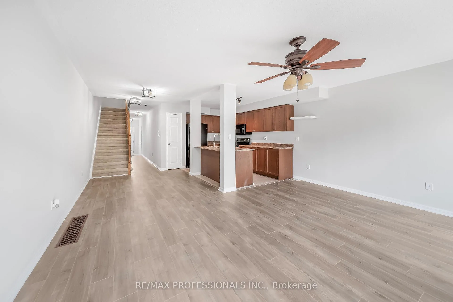 Photo 11 of 71 Connell Lane, Clarington, Bowmanville — HOMEH