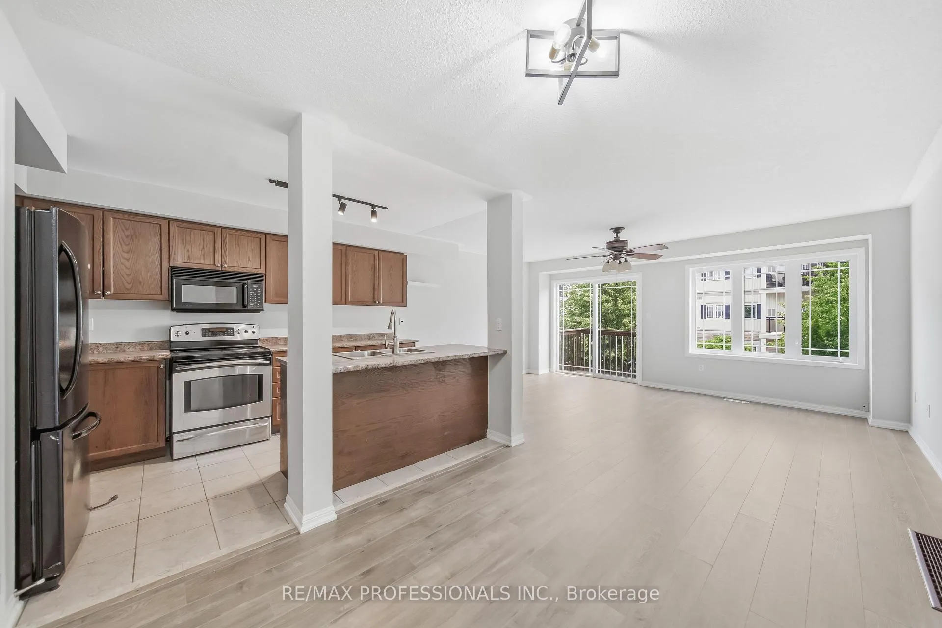 Photo 12 of 71 Connell Lane, Clarington, Bowmanville — HOMEH