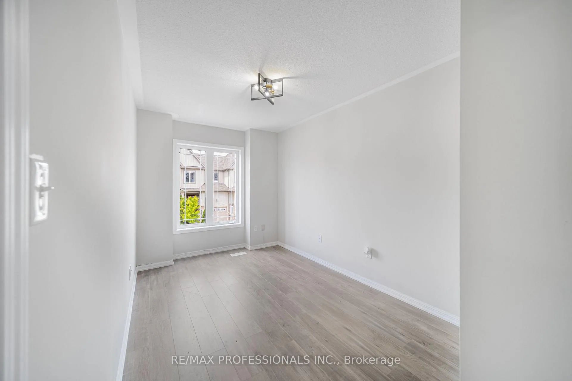 Photo 13 of 71 Connell Lane, Clarington, Bowmanville — HOMEH