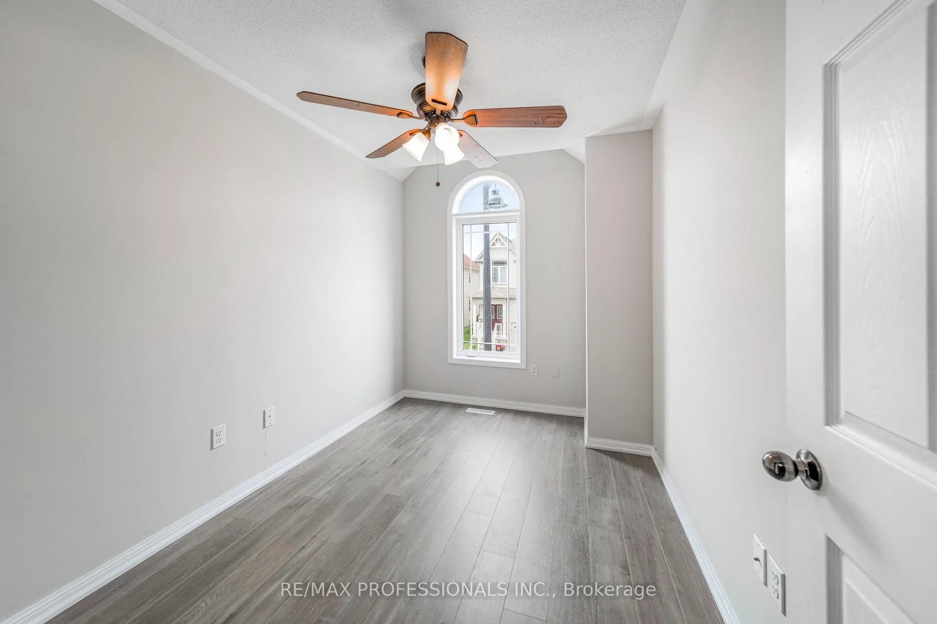 Photo 15 of 71 Connell Lane, Clarington, Bowmanville — HOMEH
