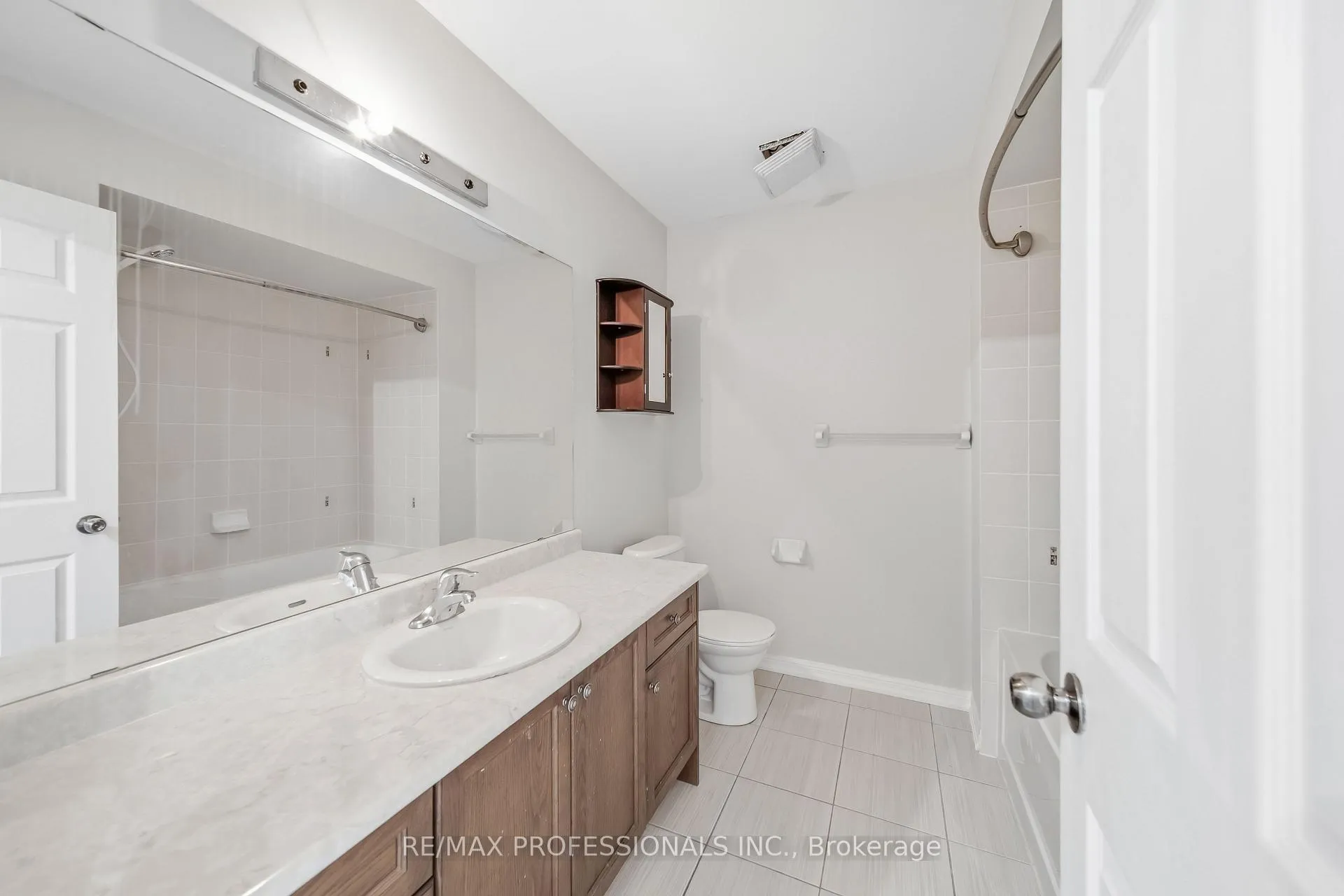 Photo 18 of 71 Connell Lane, Clarington, Bowmanville — HOMEH