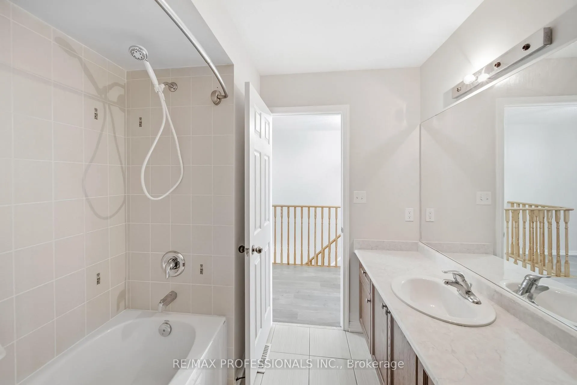 Photo 19 of 71 Connell Lane, Clarington, Bowmanville — HOMEH
