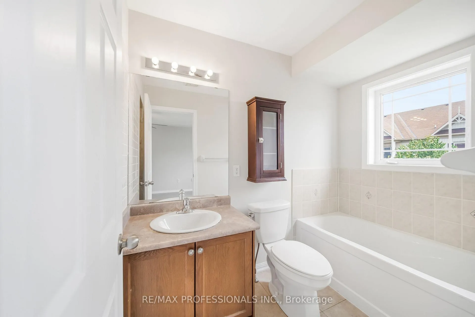 Photo 26 of 71 Connell Lane, Clarington, Bowmanville — HOMEH