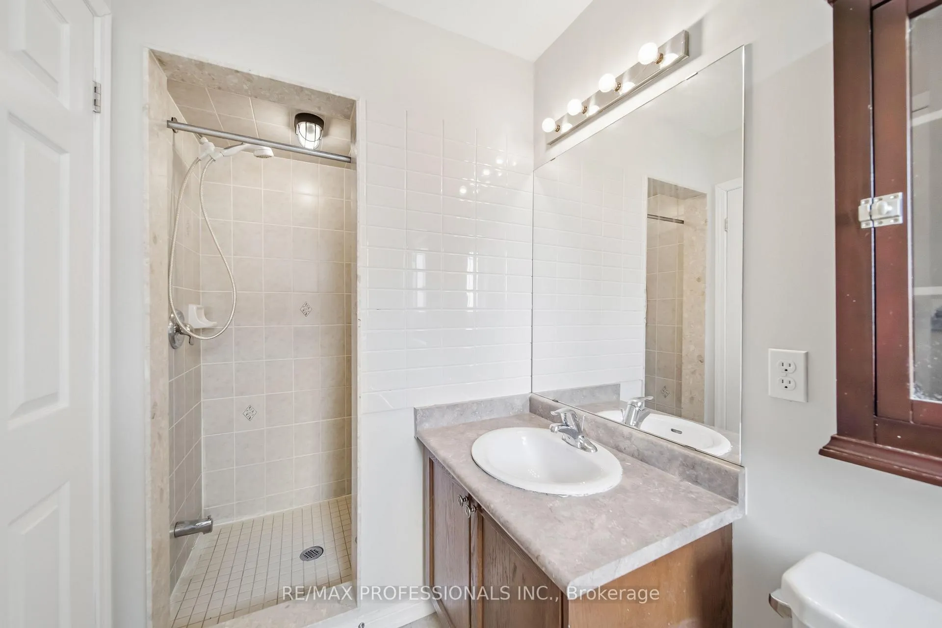 Photo 27 of 71 Connell Lane, Clarington, Bowmanville — HOMEH
