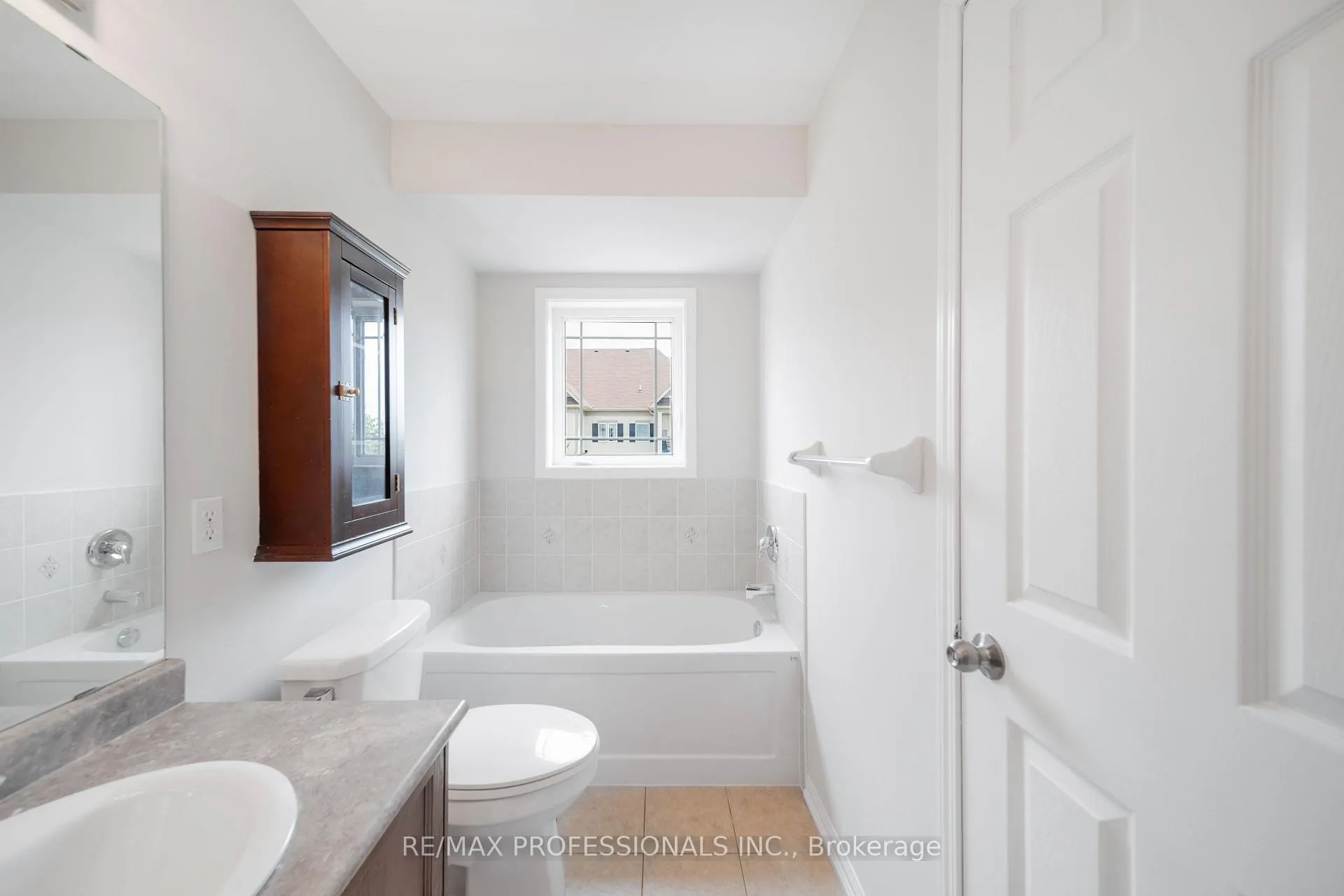 Photo 28 of 71 Connell Lane, Clarington, Bowmanville — HOMEH