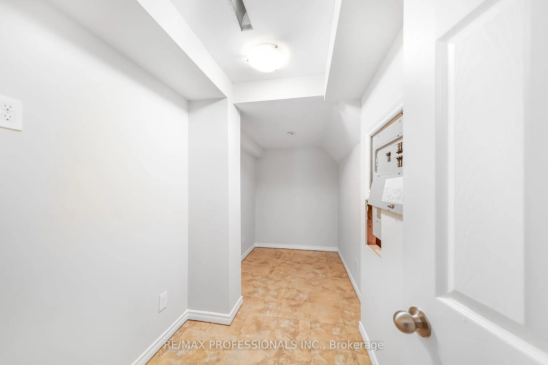 Photo 29 of 71 Connell Lane, Clarington, Bowmanville — HOMEH