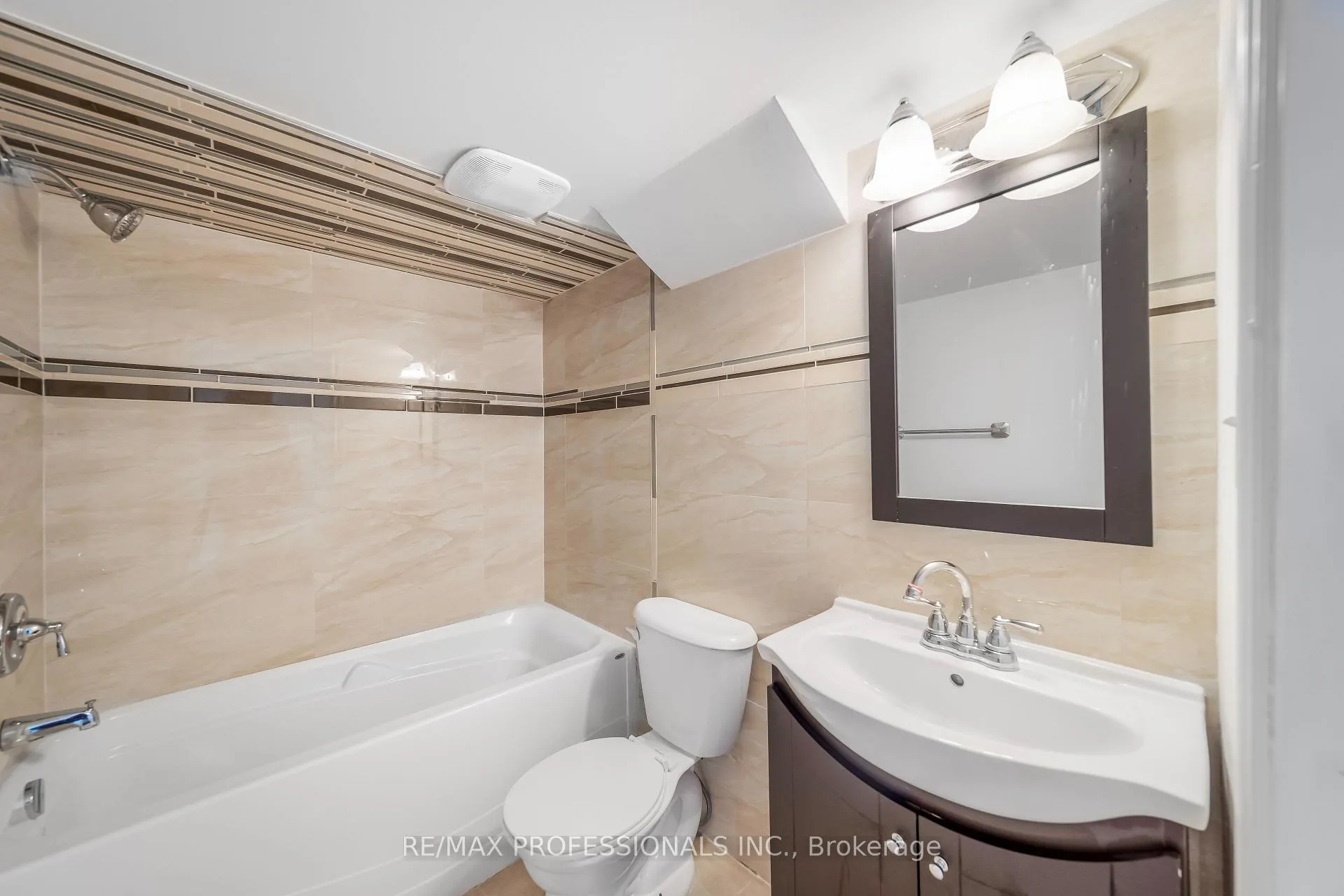 Photo 33 of 71 Connell Lane, Clarington, Bowmanville — HOMEH