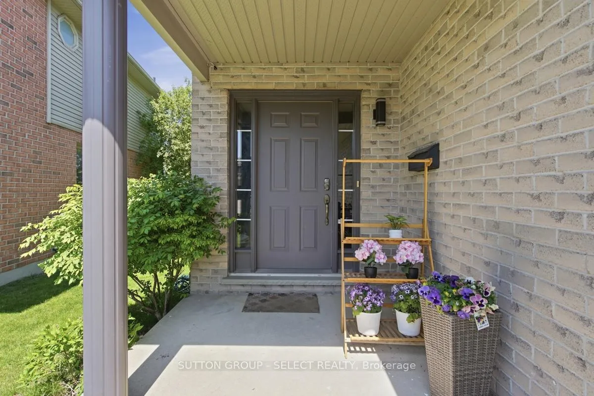 Photo 4 of 1789 Devos Drive, London, North C — HOMEH