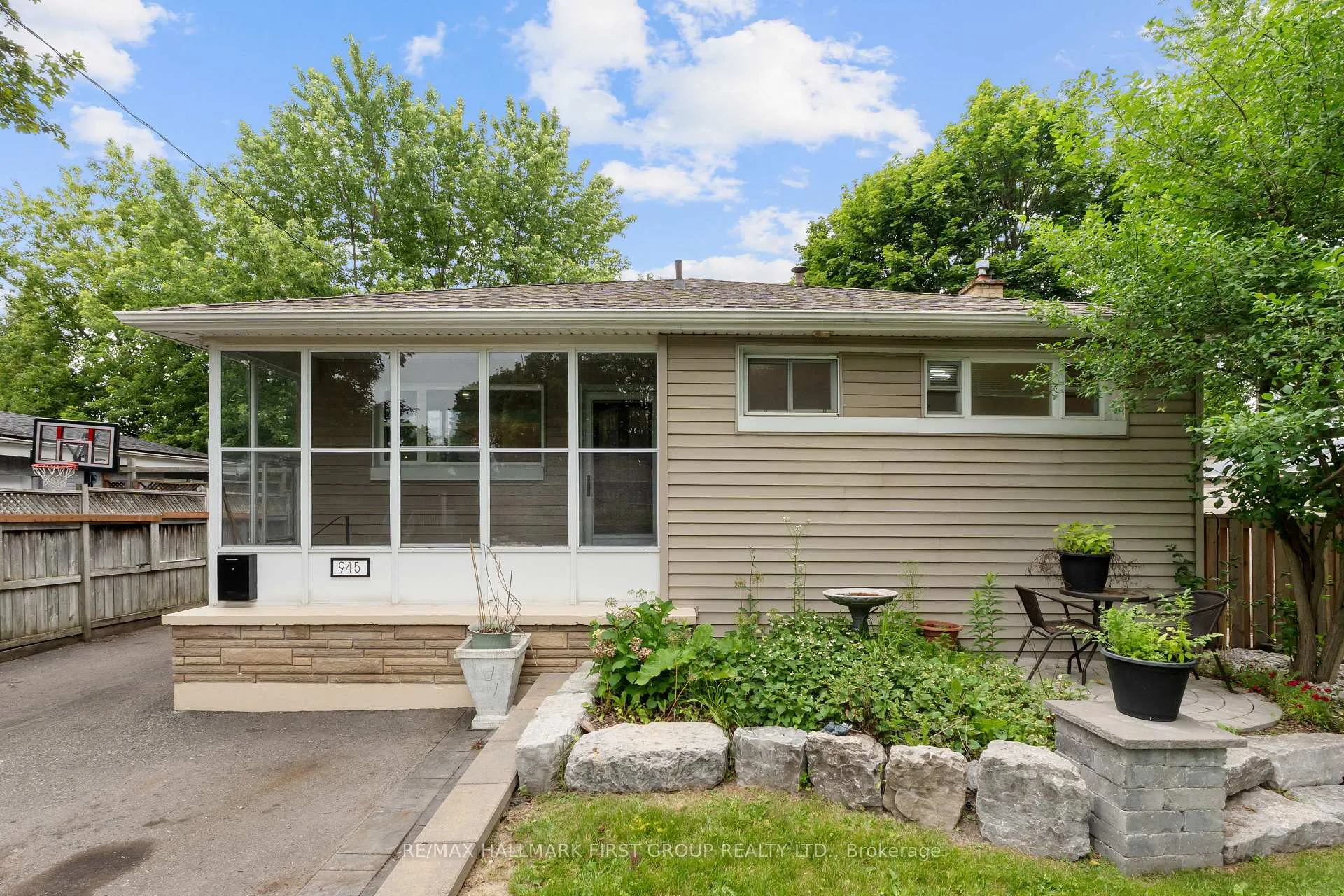 Front of 945 Donovan Crescent